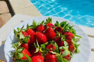 Erdbeeren am Pool genießen